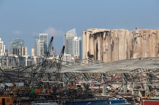 القضاء اللبناني يتحرَّك لـ”حماية” المحقق في انفجار مرفأ بيروت.. تلقَّى رسالة تهديد من “حزب الله”