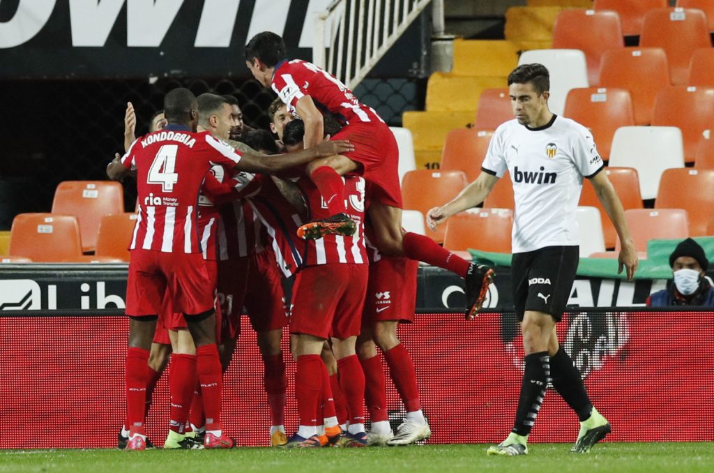 أتلتيكو مدريد لم يخسر أي مباراة في الدوري الإسباني هذا الموسم (رويترز)