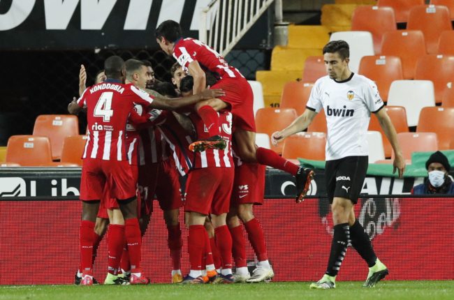 أتلتيكو مدريد لم يخسر أي مباراة في الدوري الإسباني هذا الموسم (رويترز)