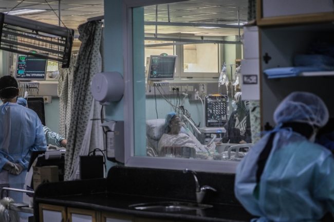 لماذا يرفض غالبية الفلسطينيين في غزة والضفة لقاحات كورونا؟ فتش عن إسرائيل والمعلومات المضللة