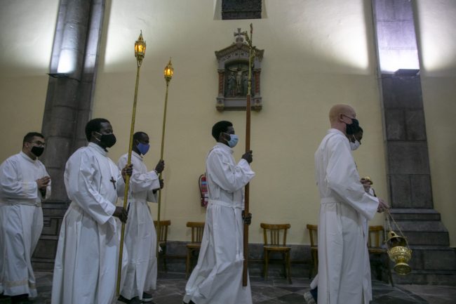 بعد أن تجاوزت الإصابات 80 مليوناً حول العالم.. كورونا يقيد احتفالات أعياد الميلاد ورأس السنة الجديدة