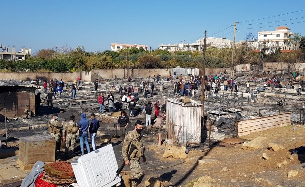 إحراق مخيم للاجئين السوريين