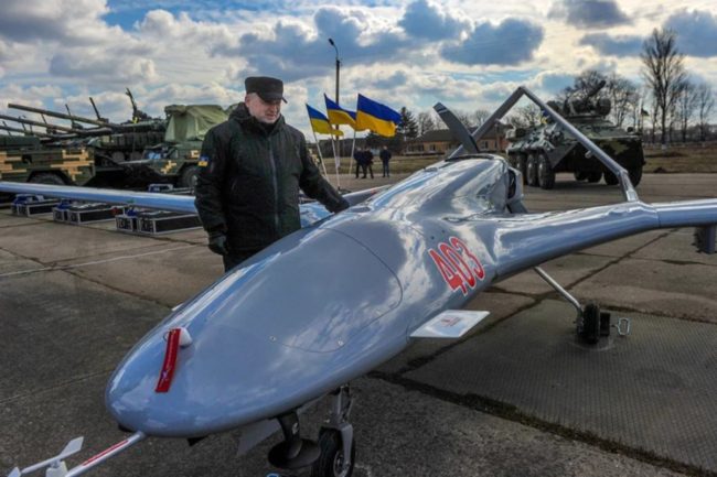 أوكرانيا تدمر زورقين من أسرع قوارب روسيا في “جزيرة الثعبان”.. استخدمت طائرات “بيرقدار” لاستهدافهما