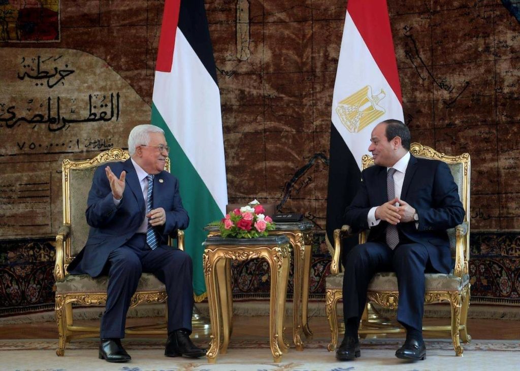الرئيس المصري عبد الفتاح السيسي ورئيس السلطة الفلسطينية محمود أبو مازن