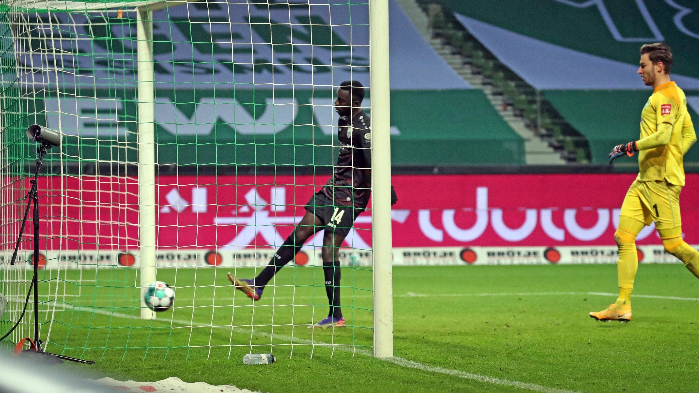 هدف غير محترم للاعب في الدوري الألماني (رويترز)