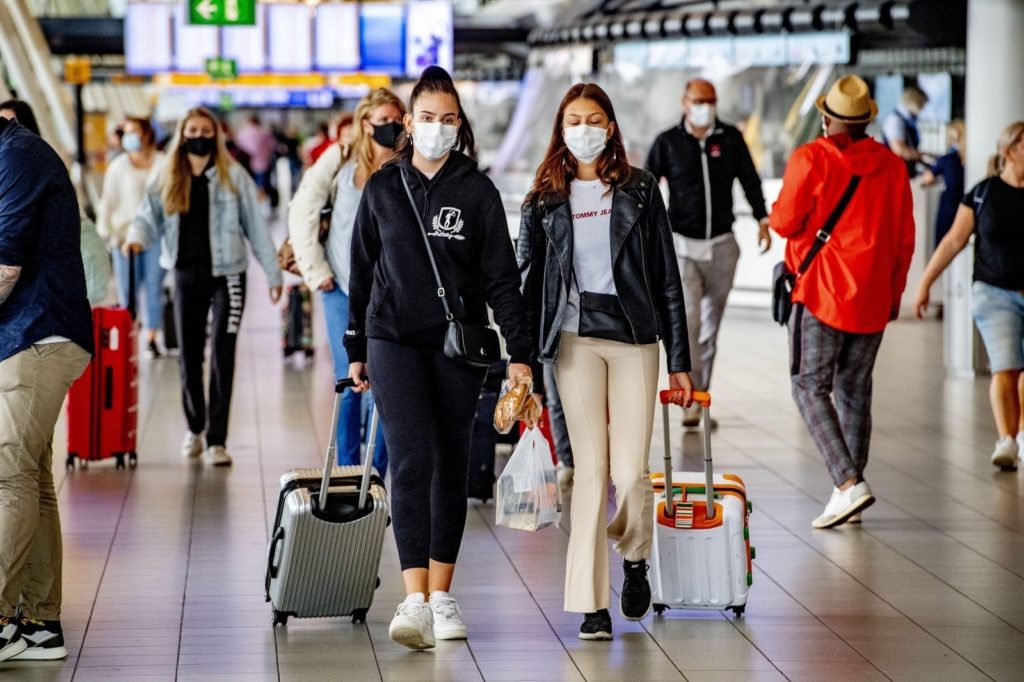 حركة المسافرين في أحد المطارات- رويترز