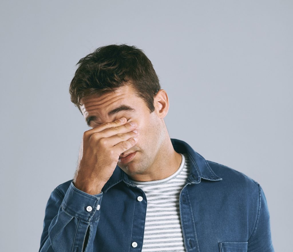 فرك العينين