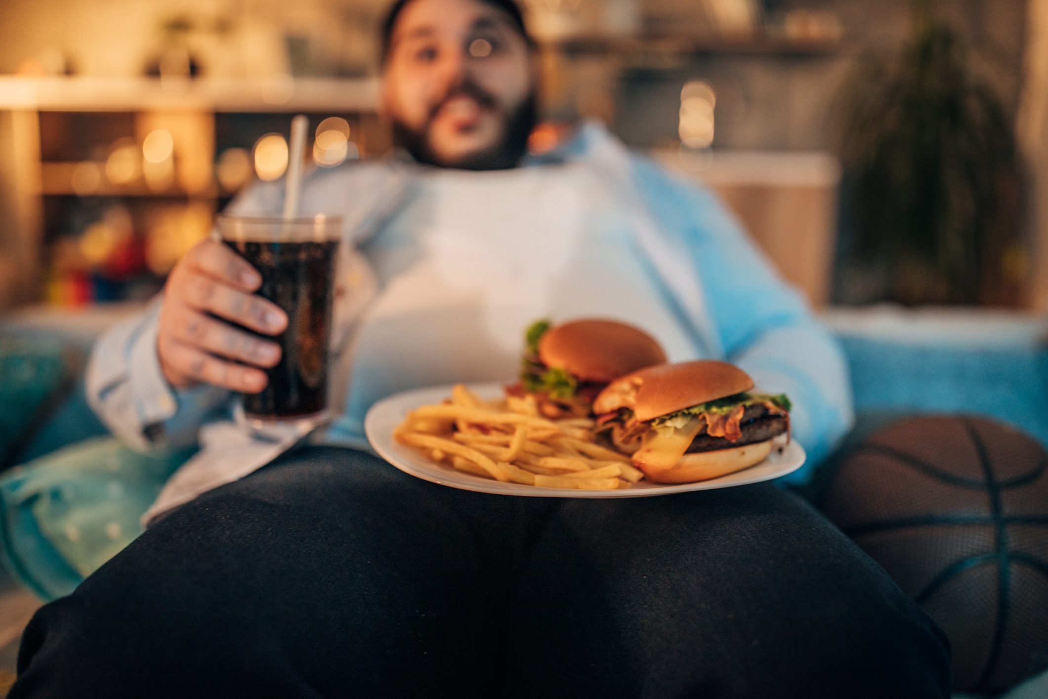 لماذا نشعر بالجوع حتى بعد تناول وجبة كبيرة، وما علاقة الهرمونات والمزاج بذلك؟