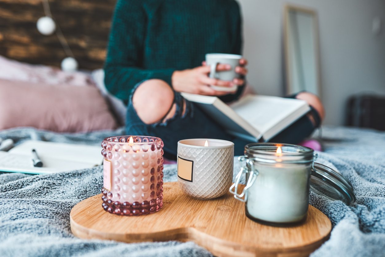 الشموع العطرية من الأشياء التي تساعد في الحفاظ على رائحة المنزل طيبة - iStock
