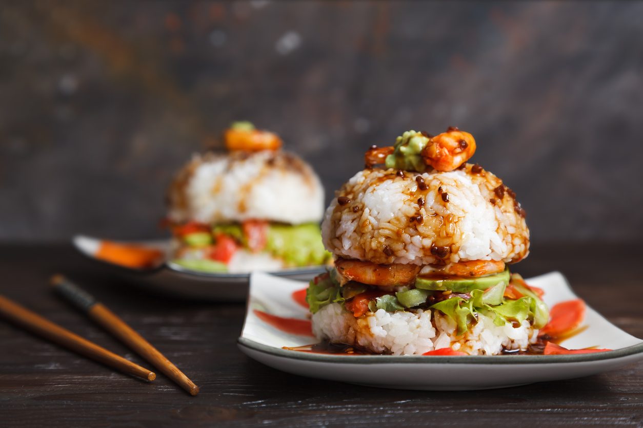 برغر أرز بالدجاج المقلي على الطريقة اليابانية