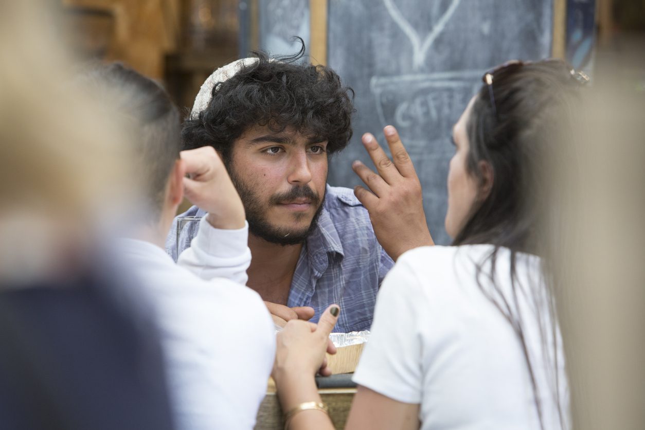 صحيفة هآرتس تتحدث عن عنصرية الطلاب اليهود.. يرفضون التعاون من زملائهم العرب بالجامعات الإسرائيلية