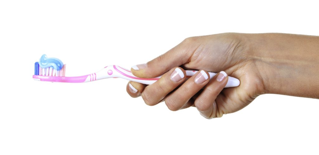 لهذا يضع الجميع على يوتيوب وTikTok معجون الأسنان على أظافرهم