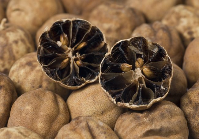 يستهلكه الخليجيون والعراقيون بكثرة.. “الليمون الأسود” فوائده وطرق استهلاكه