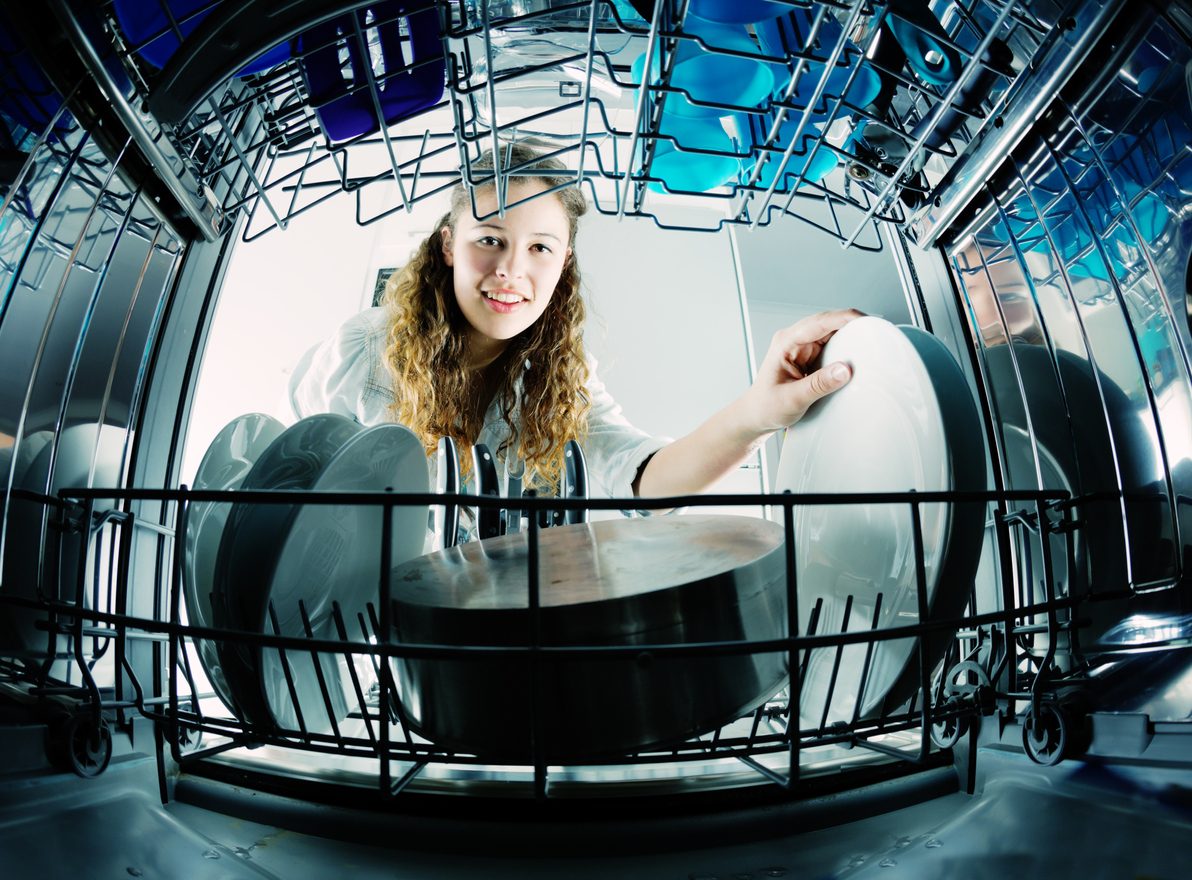 وفر أموالك.. 6 طرق عملية لزيادة عمر وفعالية غسالة الأطباق