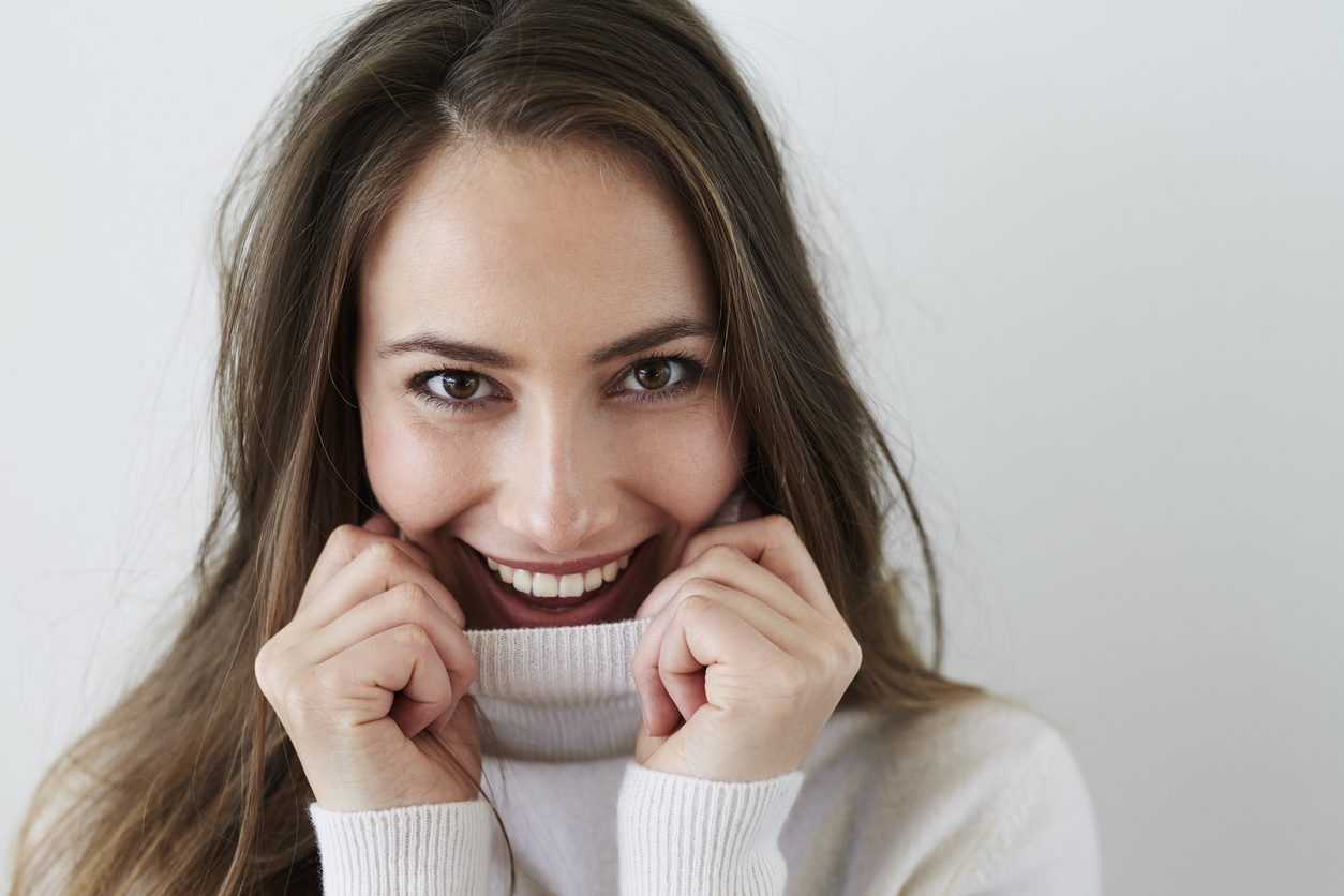 من قال إن اللون الأبيض لا يناسب فصل الخريف والشتاء؟ إليكِ 8 طرق لارتدائه مع الألوان الداكنة لتناسب الطقس البارد