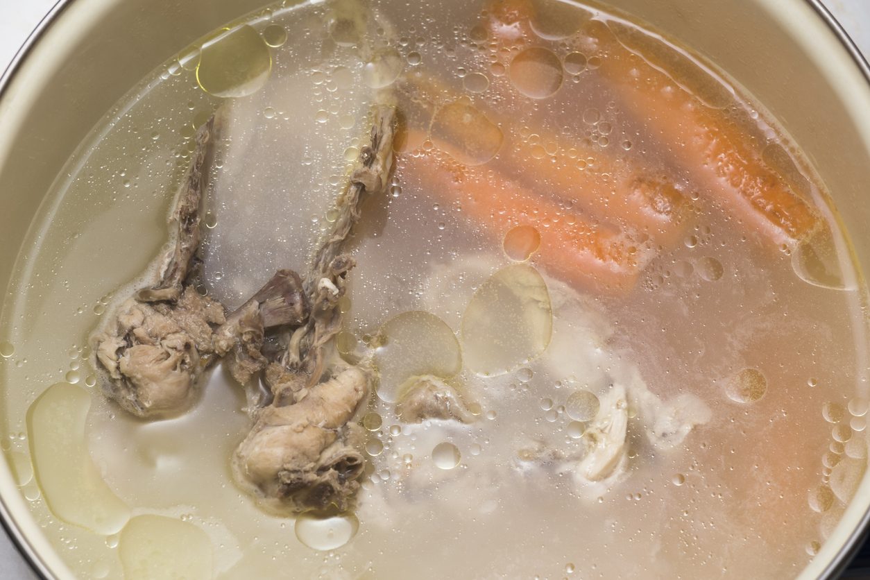 iStock/ فوائد مرق العظام