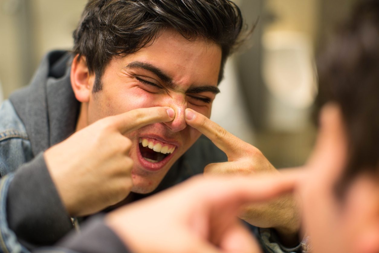 الأمر قد يبدو مقززاً.. لكن هل فرقعة البثور مضرة للجلد حقاً؟