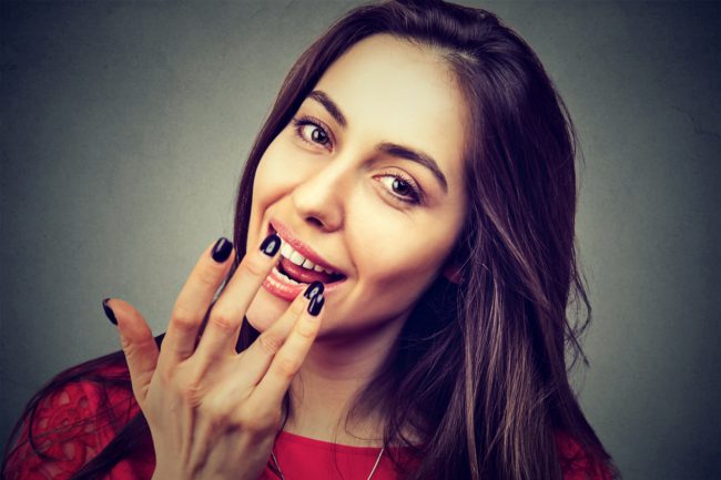 لديكِ شفاه جافة ومتشققة؟ جميعنا نعاني منها خاصة في الشتاء، والحل هو وضع هذه المنتجات بالترتيب