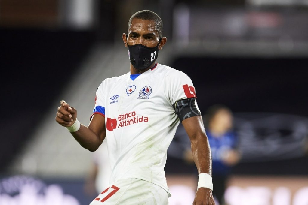 جيري بينغستون أول لاعب يرتدي كمامة خلال مباراة فريقه