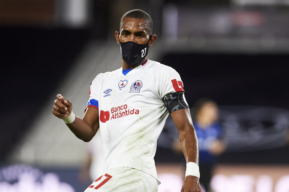 جيري بينغستون أول لاعب يرتدي كمامة خلال مباراة فريقه