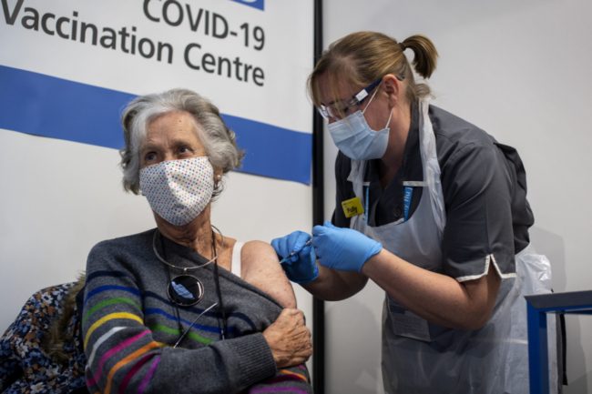 لماذا ترفض بعض البلدان الأوروبية لقاح أوكسفورد لمن تزيد أعمارهم على 65 عاماً؟