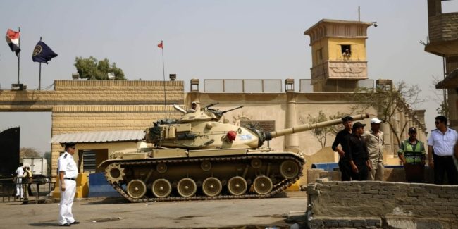 في “مقبرة” لا أعرف ليلي من نهاري.. هكذا قضيت العيد في سجن طرة المصري