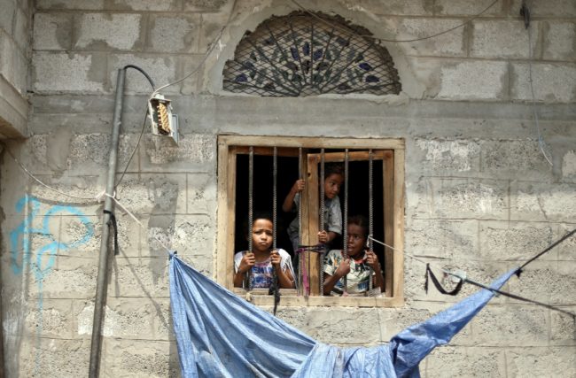 المجاعة تهدد اليمن، فأين تذهب أموال المانحين إذن؟ فساد وحصار و”ثقب أسود” وأمور أخرى