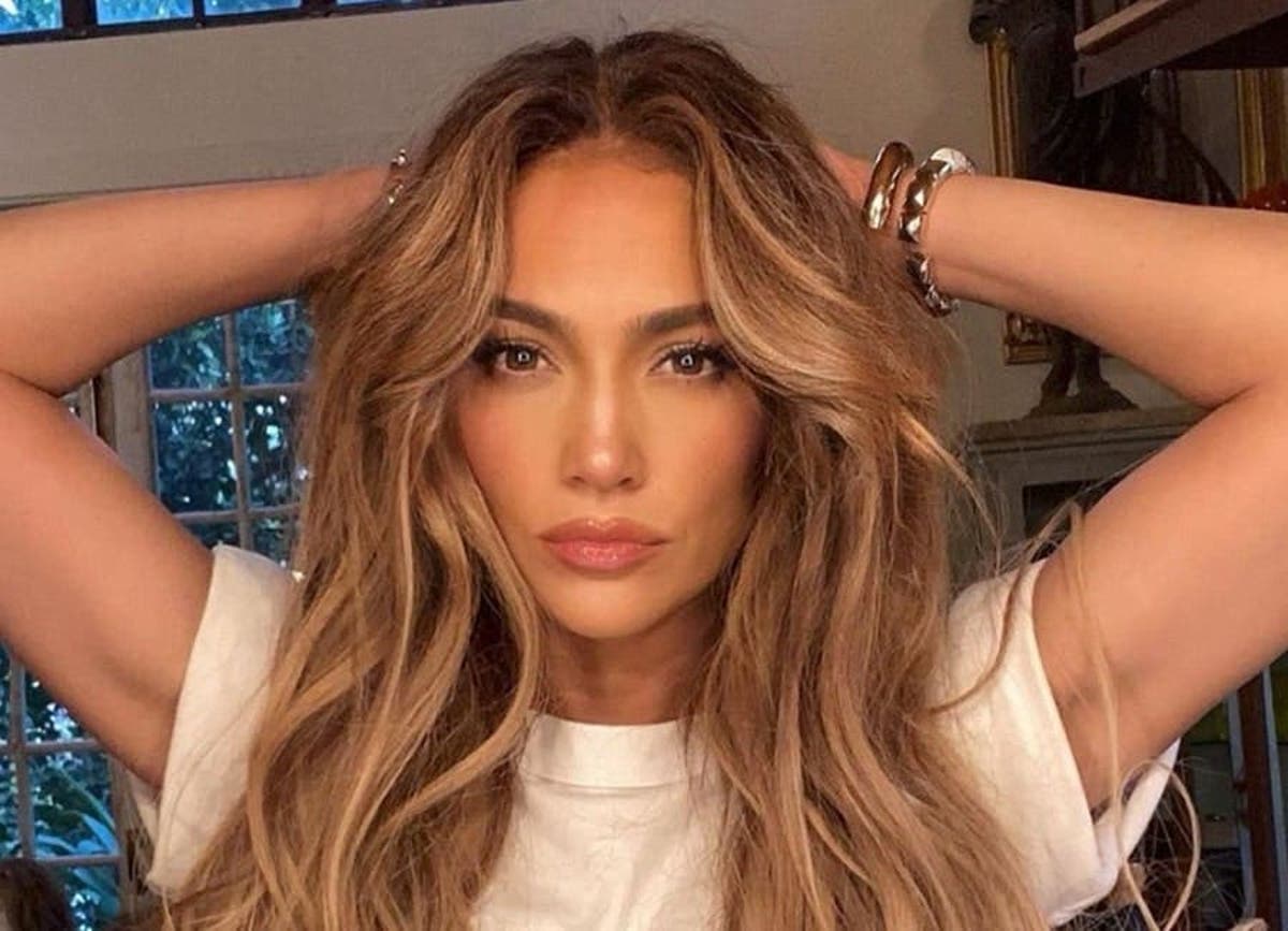 مستوحاة من جينيفر لوبيز وهايلي بيبر.. 3 ترندات في عالم الجمال لهذا الموسم