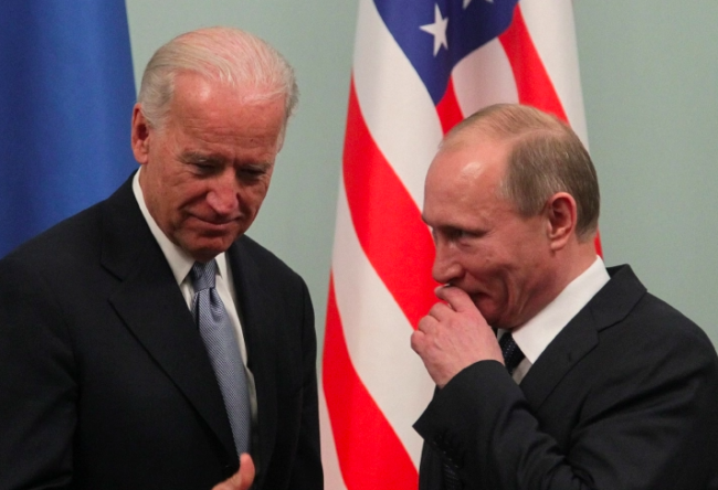 واشنطن تطرد دبلوماسيين وتفرض عقوبات على روسيا.. موسكو استدعت السفير الأمريكي وهددت بـ”الرد بالمثل”