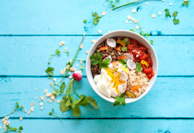 غير مناسب لوجبات الإفطار.. الشوفان على الطريقة الإسبانية طبق مليء باللحم والطماطم