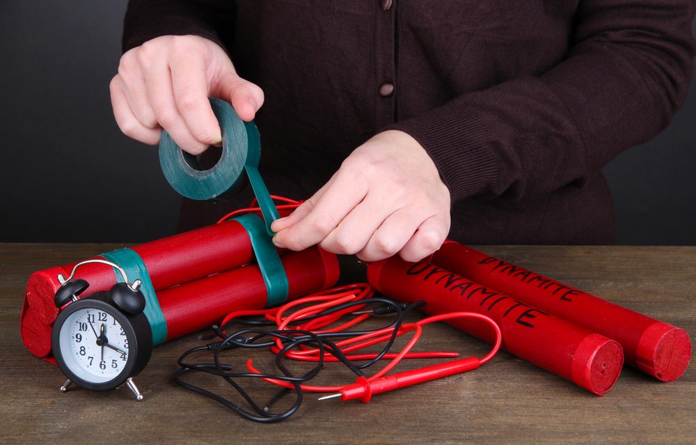 Shutterstock/ شاب يفجر يديه أثناء محاولة صنع قنبلة لقتل حشدٍ من الناس