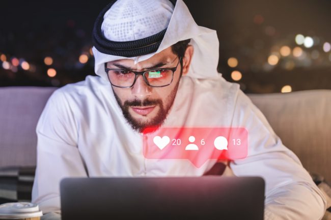 المنقذ الذي لولاه لغرق الوطن.. كيف يخدع الإعلام العربي جماهيره بضرورة وجود الطواغيت؟