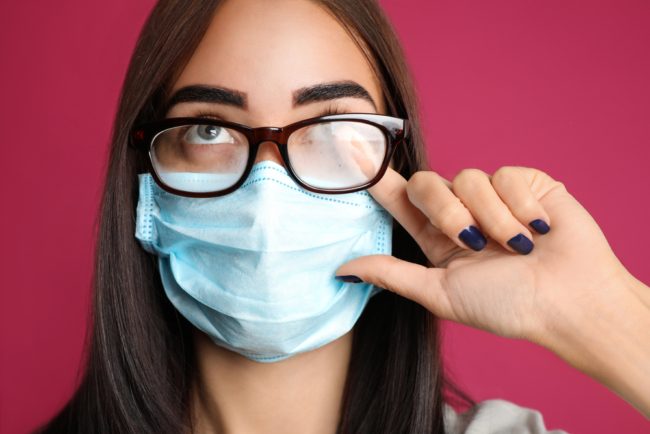 كيف أتخلص من الضباب على النظارات مع قناع الوجه؟