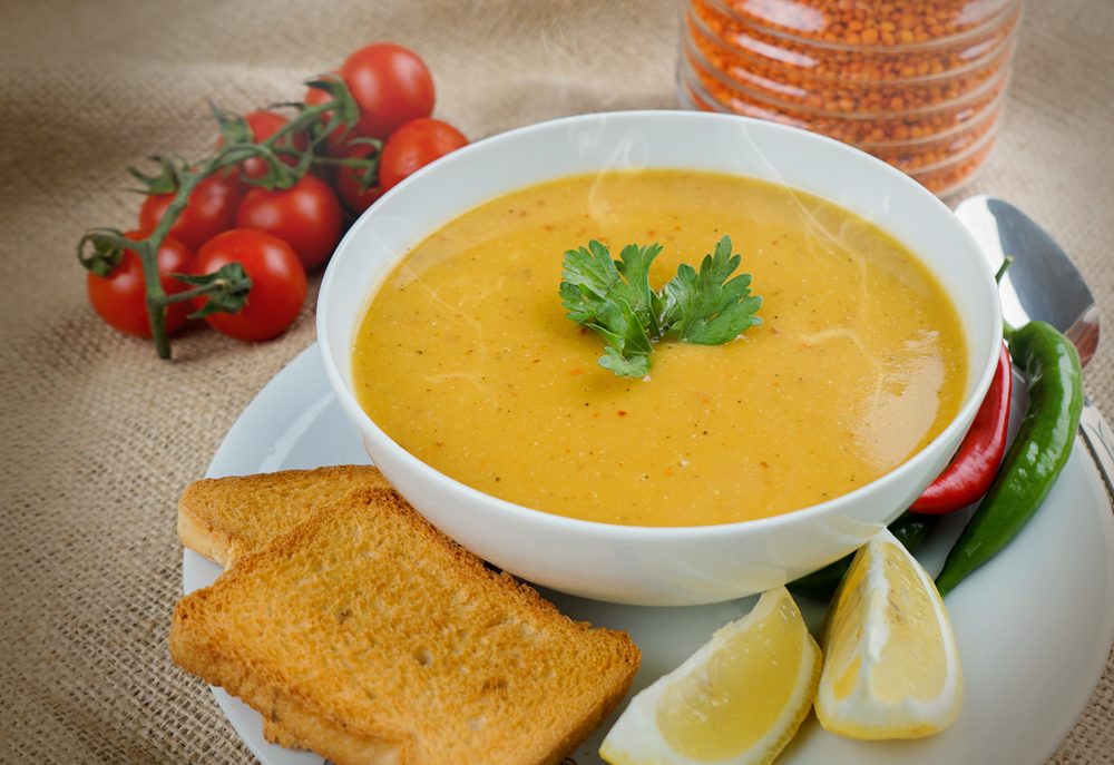 لشوربة العدس فوائد جمّة إلى جانب مذاقها الرائع.. مصدرٌ لذيذ للبروتين والمعادن والفيتامينات!