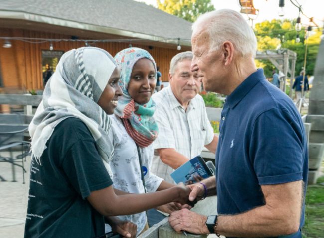 إلغاء بايدن لقرار “حظر المسلمين” قد يستغرق دقائق، لكن تفعيله سيحتاج شهوراً وربما سنوات