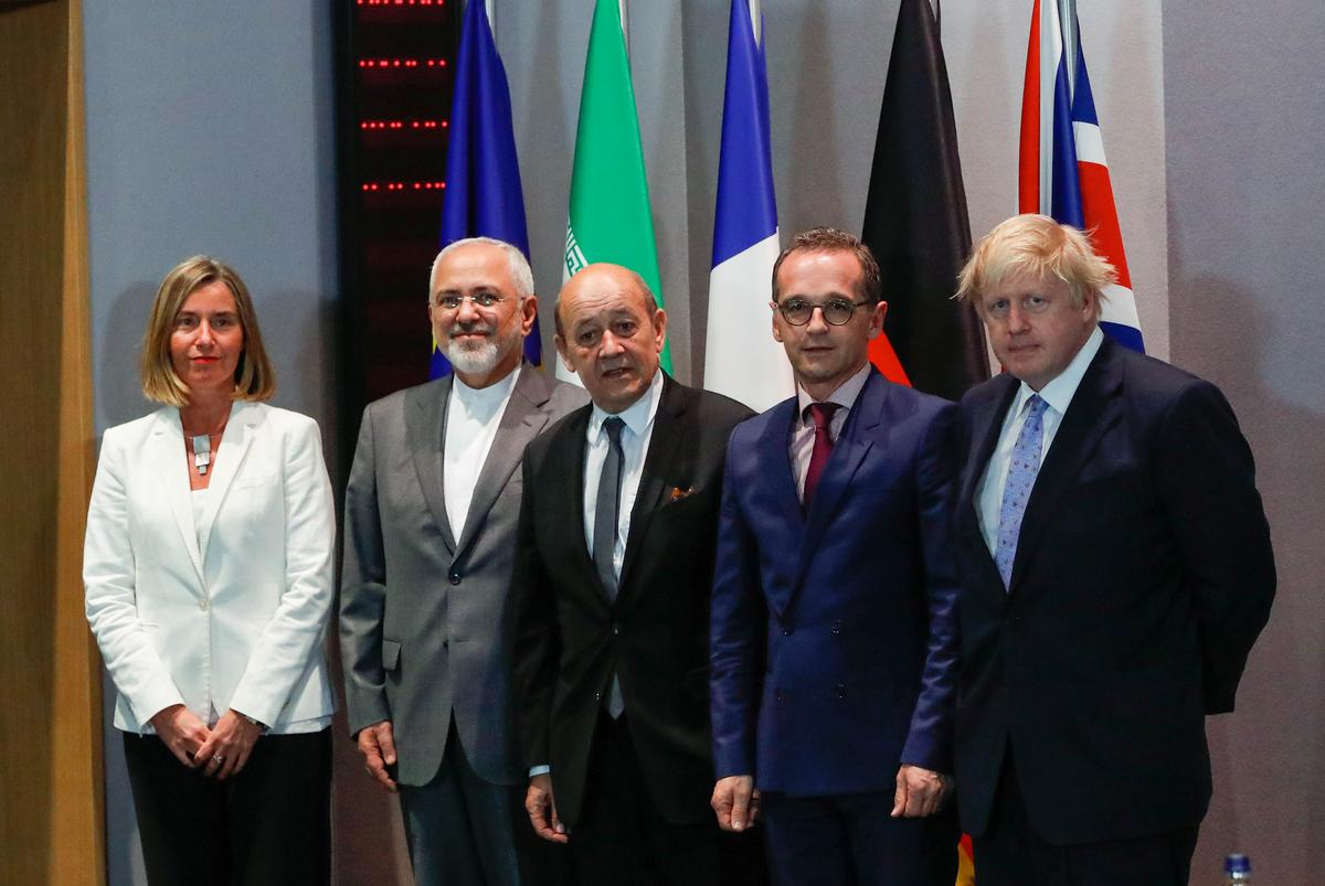  ظريف مع عدد من المسؤولين الأوروبيين/رويترز