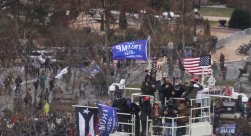 الكونغرس يوقف جلسة اعتماد بايدن رئيساً! المحتجون اقتحموا المبنى ونائب الرئيس يغادر  القاعة