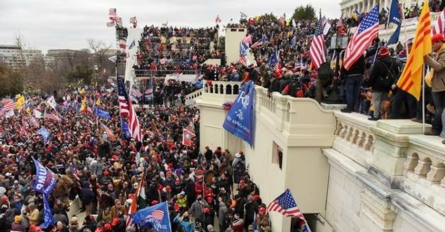 عقوبتها تصل للسجن 20 عاماً.. رويترز: وزارة العدل تدرس محاكمة مقتحمي “الكابيتول” بموجب قانون “المافيا”