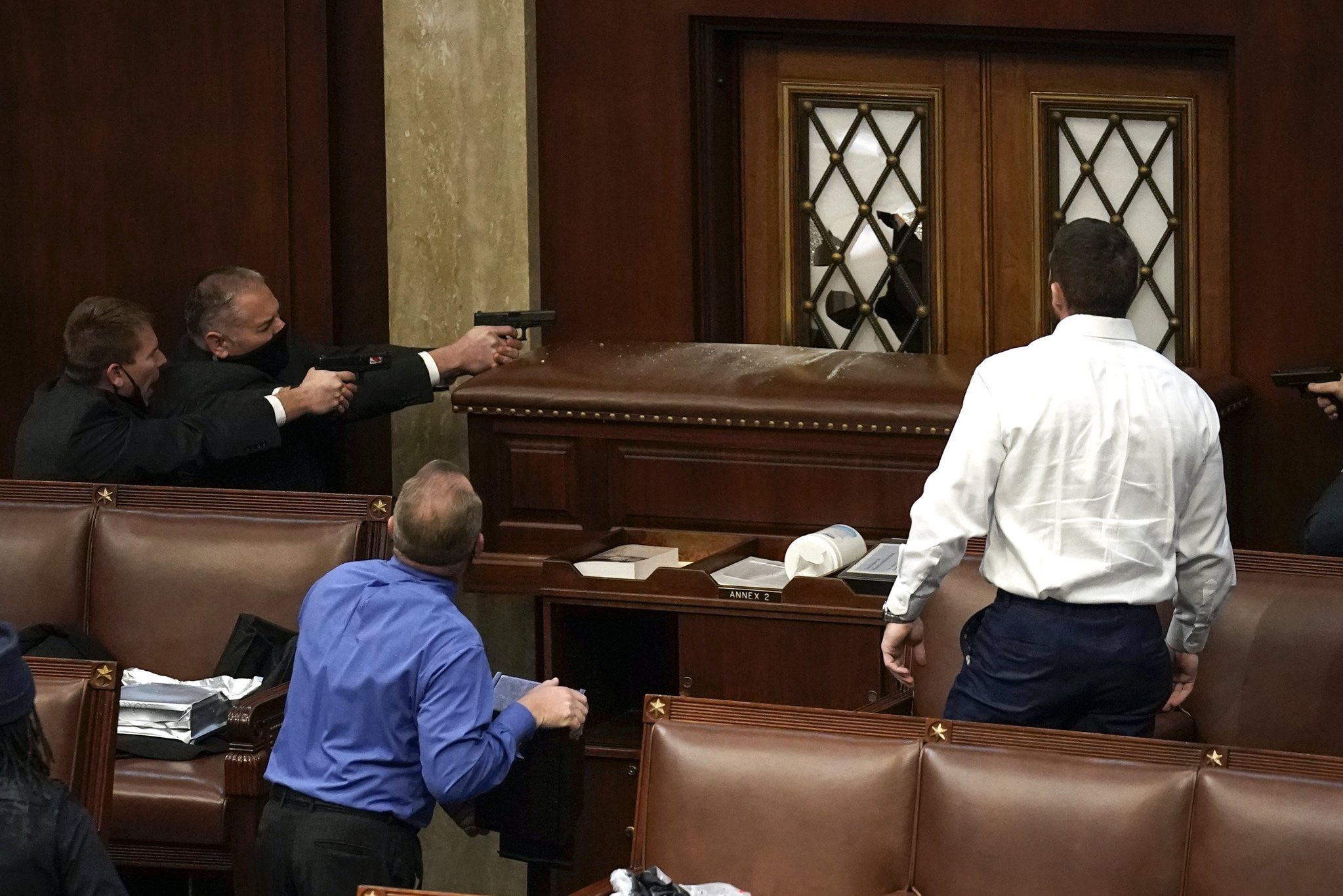 صحف أمريكية تؤكد إطلاق النار داخل الكونغرس وأنباء عن سقوط جرحى.. صور مخيفة للشرطة تشهر مسدساتها (فيديو)