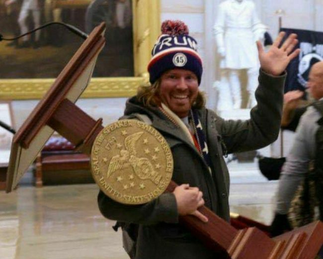 صور مضحكة وأخرى “مخيفة” من داخل الكونغرس.. نهب وسرقة وتخريب داخل مبنى النواب والشيوخ الأمريكي (صور)