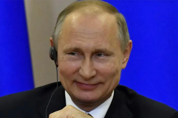 بينما كان العالم يشاهد رعب المتطرفين خلال اقتحام الكابيتول.. تقرير: بوتين والكرملين كانت تجتاحهم سعادة عارمة!