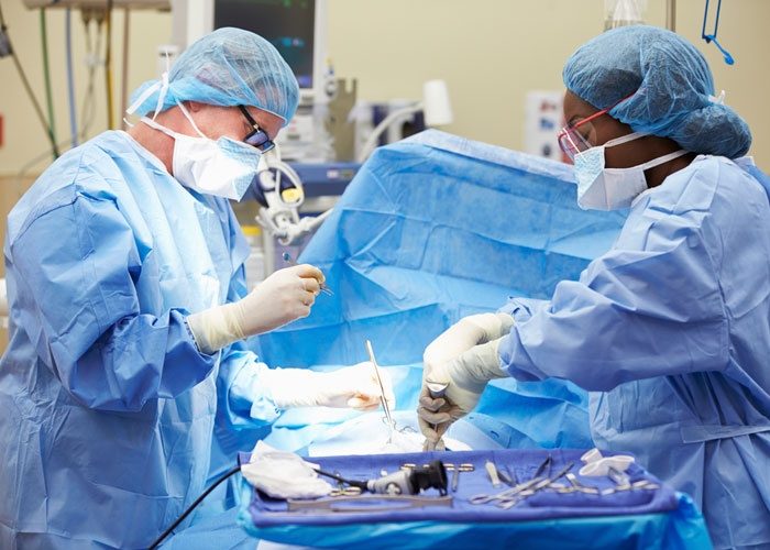 عملية خطيرة لزرع كتفين وذراعين خضع لها رجل في فرنسا/ صورة أرشيفية