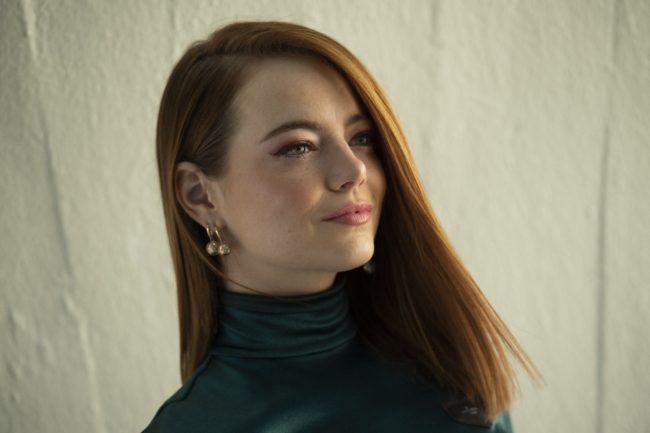 الممثلة إيما ستون تنفجر في البكاء خلال لقاء بجمهورها.. أحد معجبيها كشف لها “سراً” فاحتضنته وبكيا معاً (فيديو)