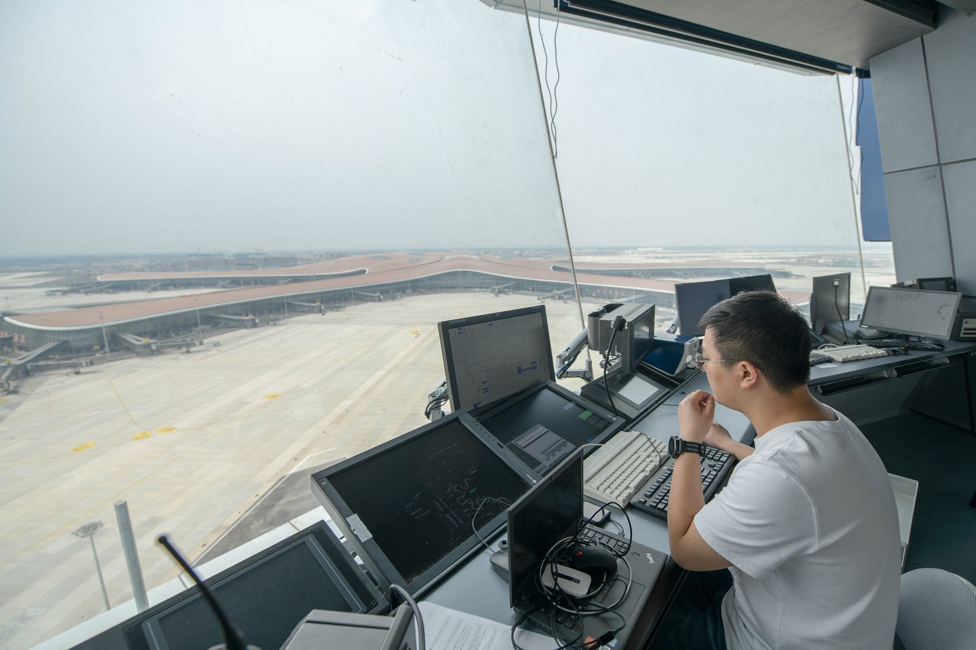 حوّل منزله لبرج مراقبة وتحكم في حركة طائرات! ألمانيا تعتقل رجلاً انتحل صفة مراقب جوي لأشهر