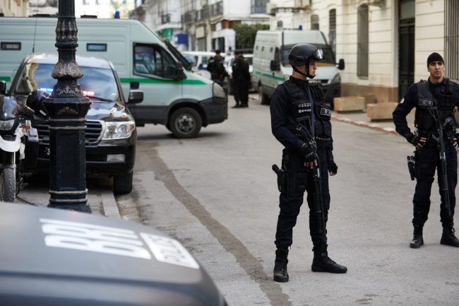 وصفه الرئيس تبون بـ”العمل الجبان”.. مقتل خمسة مدنيين بانفجار قنبلة محلية الصنع في الجزائر