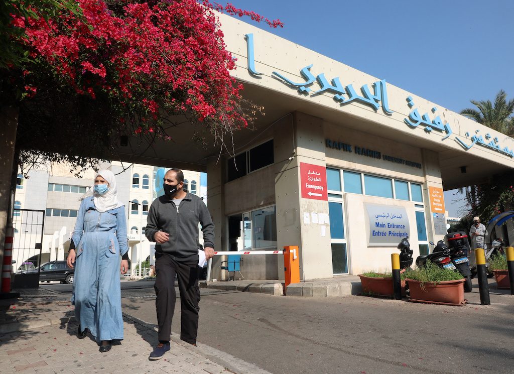 مرضى كورونا في لبنان يعالجَون بالسيارات