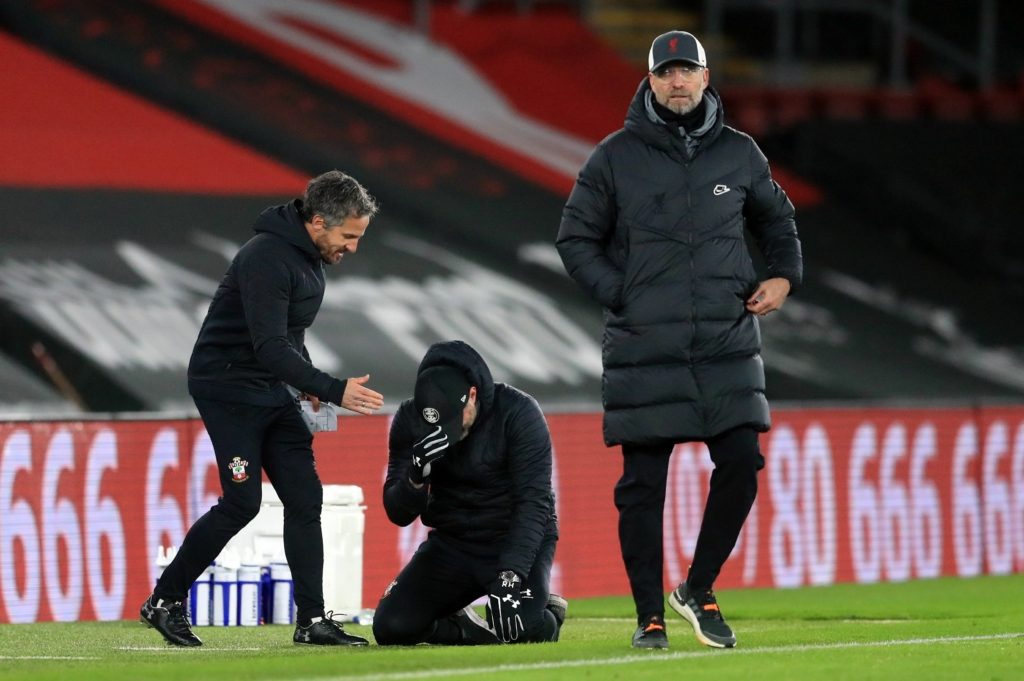 بكاء مدرب ساوثهامبتون بعد انتهاء مباراة ليفربول (رويترز)