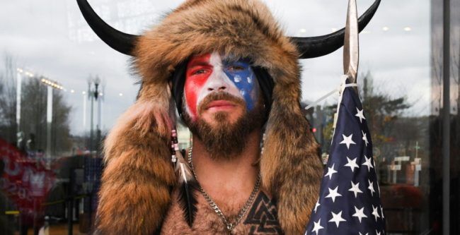 عن الديمقراطية في أمريكا ونظرية الأرض المجوفة