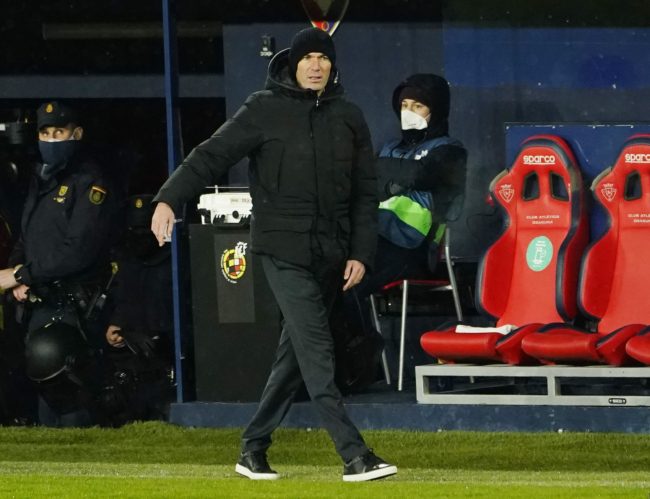 5 لاعبين وضعهم زيدان على “القائمة السوداء”.. رحيلهم عن ريال مدريد اقترب كثيراً