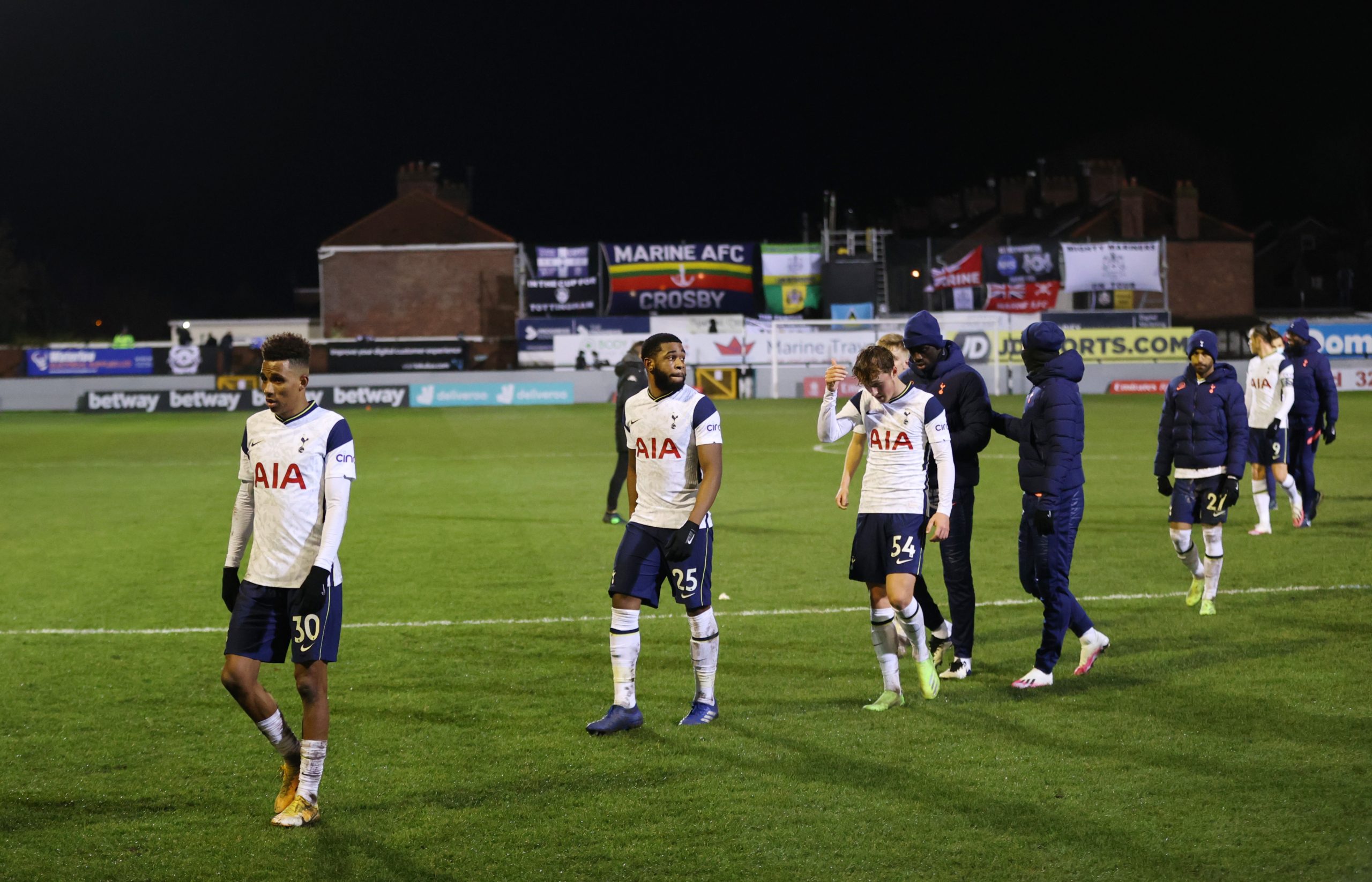 توتنهام يُرسل قمصان لاعبيه لمارين